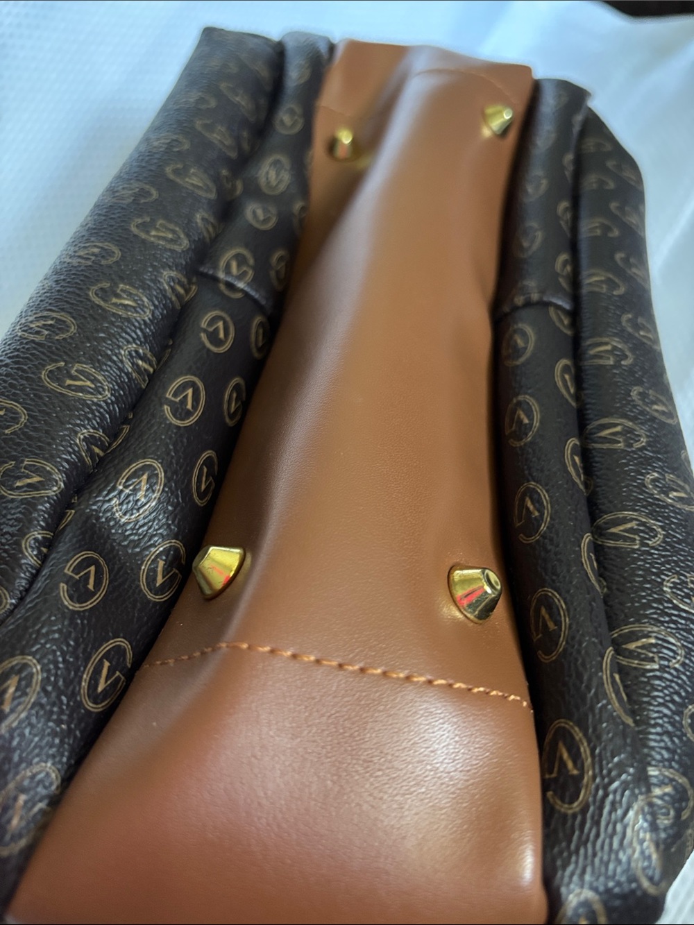 Elegant Gianni Valentino Bag with Gold Accent - Picture 5 of 5